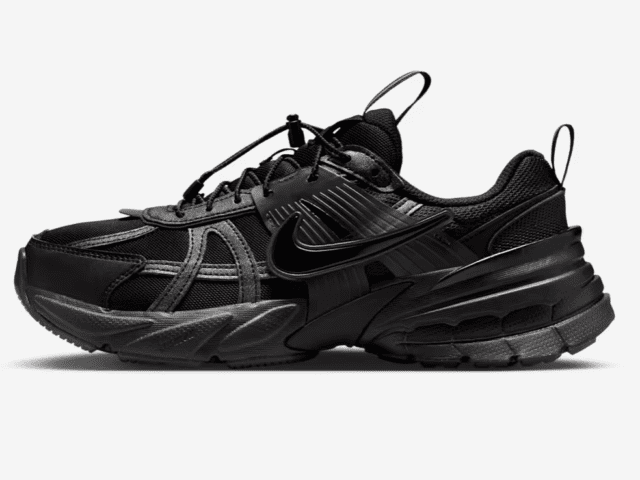 Nike v2 Runner, Sneaker on foot